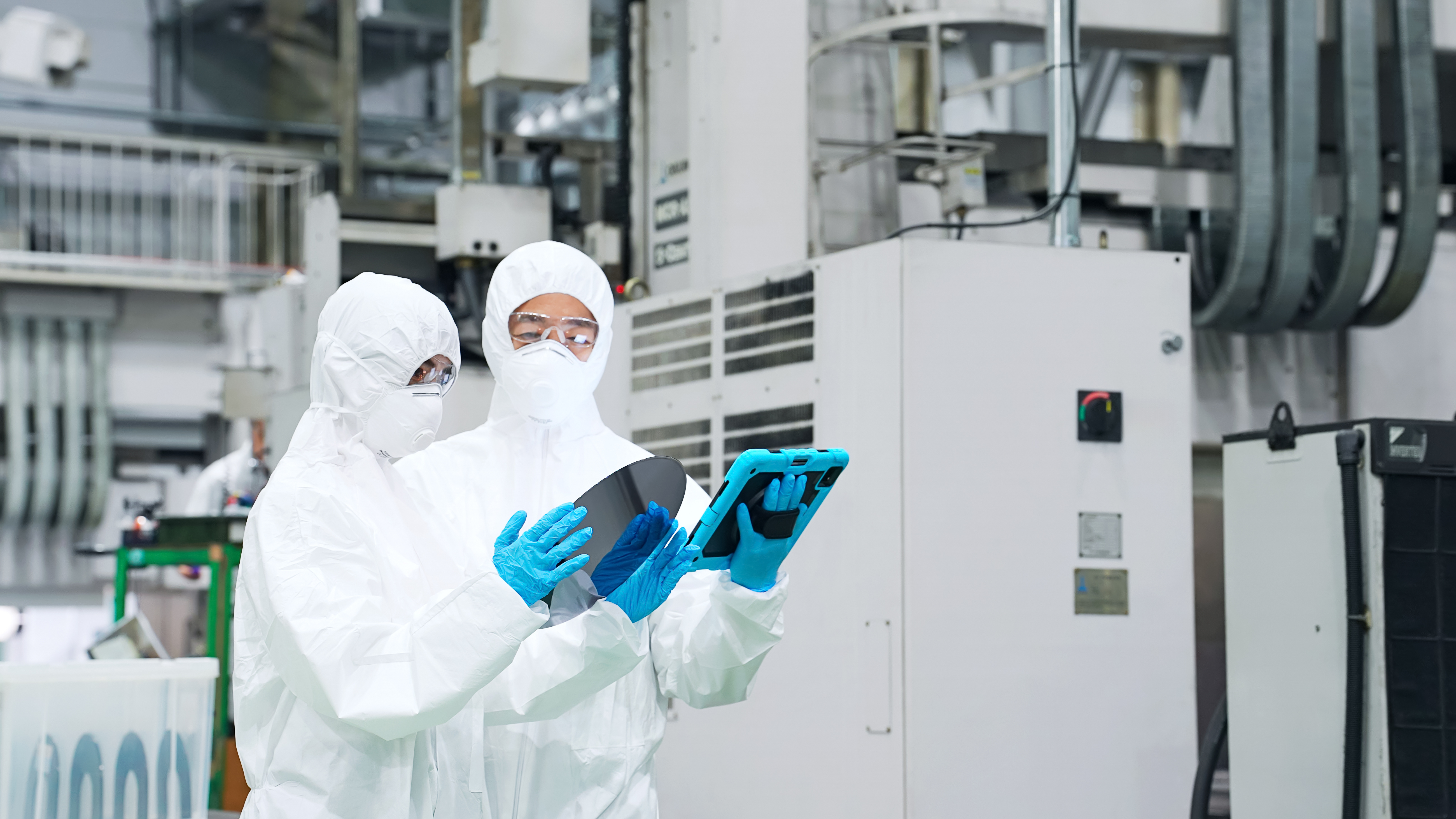 半導体、工場、シリコンウエハー、タブレット、検査、DX、製造、機械、装置、製造業、モノづくり、半導体工場、セミコンダクター、シリコン、マスク、SiC、男性、ウエハ、女性、ウェーハ、回路、基板、パターン、プロセス、研磨、成膜、エッチング、IIoT、デジタルトランスフォーメーション、IoT、IT、データ、システム、ERP、防護服、防塵服、クリーンルーム、白衣、洗浄、EUV、DUV、日本人、産業、工業、